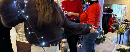 Magiczne Ubieranie Choinki z ZAZ w Radziejowie – Świąteczna Współpraca Pełna Radości